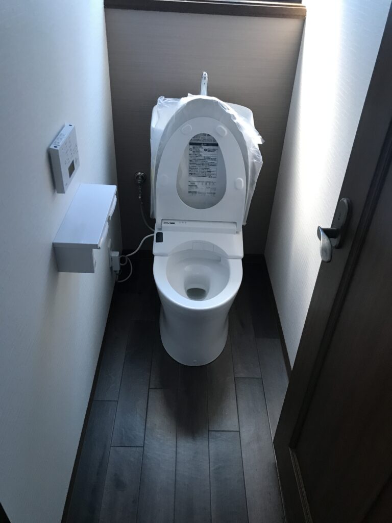 加古川市でトイレリフォームをしました。内装もコーディネートしおしゃれなトイレになりました！