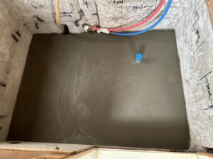 明石市T様邸の浴室　コンクリートを流した後の床面