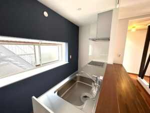 加古川市T様邸 キッチン背面のアクセントクロス