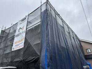 家の周りに足場を組み、養生も完了した家の外観