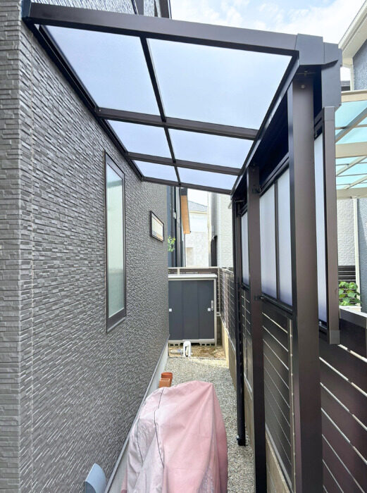 【加古川市】ちょっとしたスペースにもテラス屋根を取付自転車置き場に
