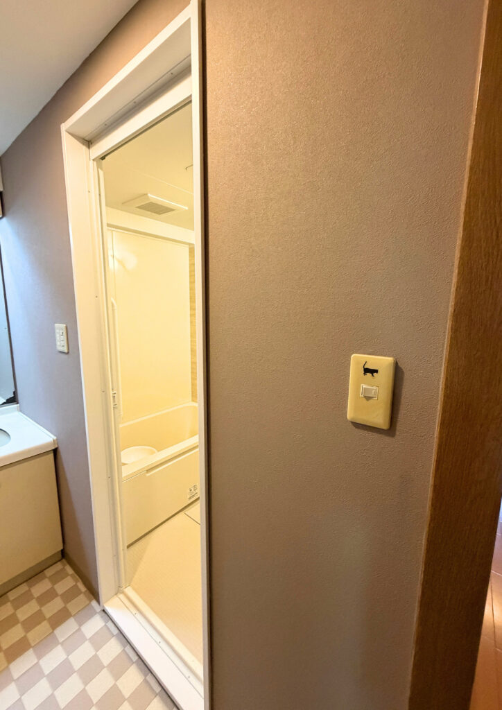 明石市リフォー　Ｔ様邸　浴室出入口壁　クロス張り替え施工後