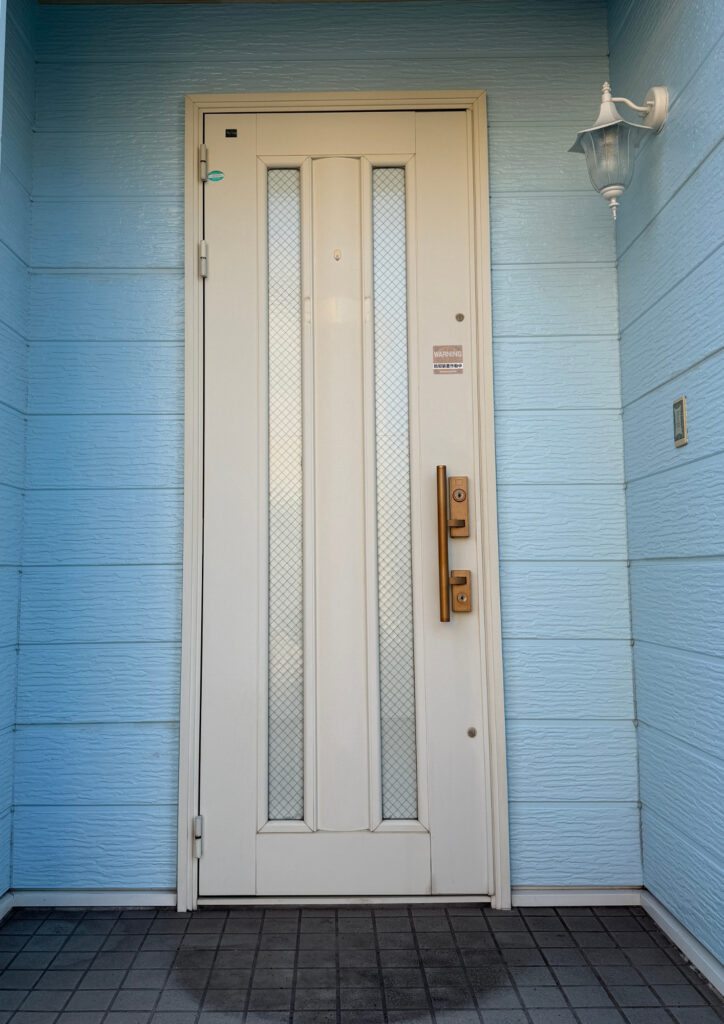 加古川市リフォーム　玄関ドアもカバー工法なら１日でスピード施工できます！