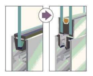 窓のガラス部分をシングルガラスからペアガラスに取り替えしているイラスト