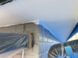 軒天を塗装した様子