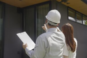 外壁塗装の流れ。お客様と業者が一緒に外壁の現地調査をしている様子