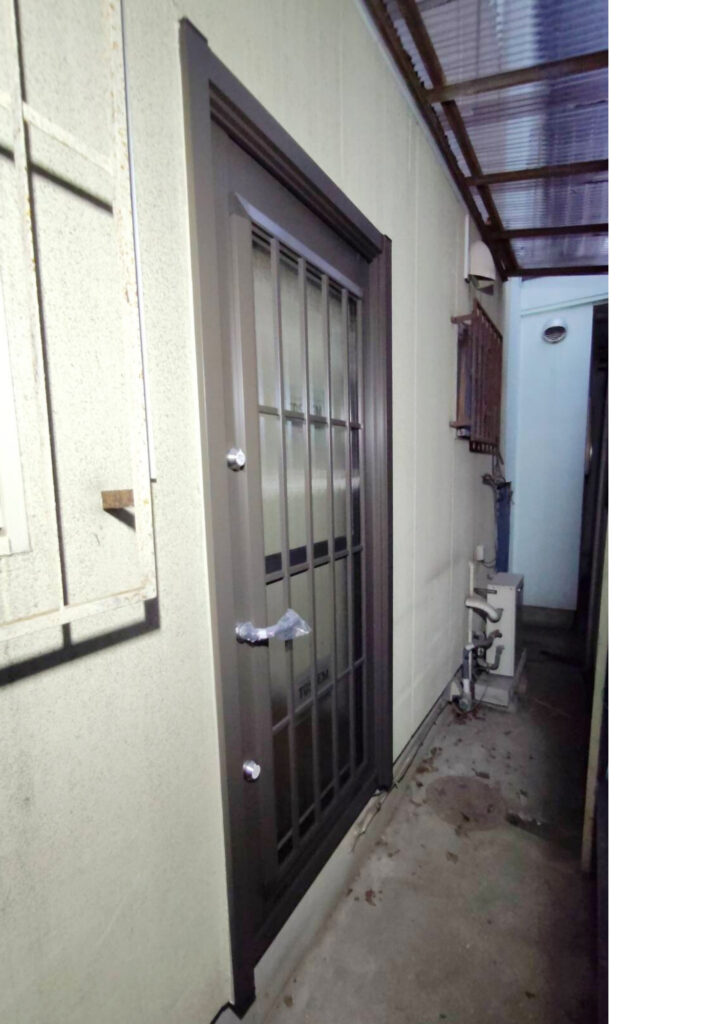 明石市リフォーム　K様邸　勝手口ドア　施工後　商品：LIXILリシェント勝手口ドア