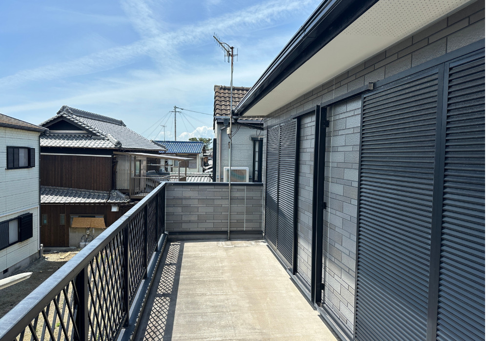 明石市で広いベランダにテラス屋根を取付けました。　