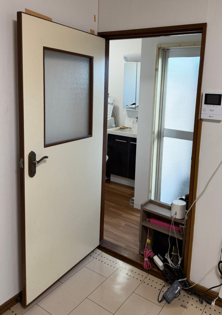 明石市　ワンちゃんの鳴き声も気にならずに安心！遮音ドアにリフォーム　