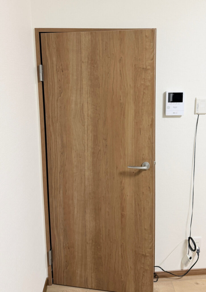 明石市　ワンちゃんの鳴き声も気にならずに安心！遮音ドアにリフォーム　