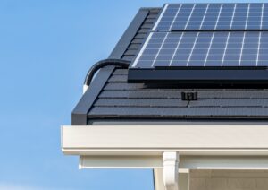 太陽光パネルが設置された一戸建て