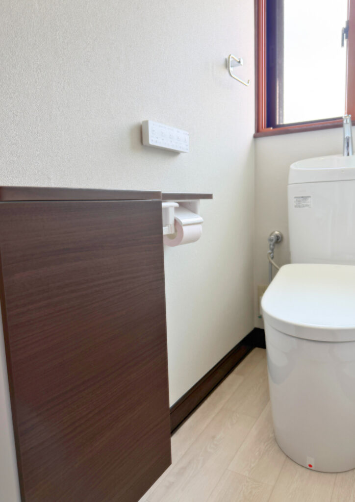 明石市リフォーム　M様邸　2階トイレ施工後　TOTO/ピュアレストEXタンク手洗い付き