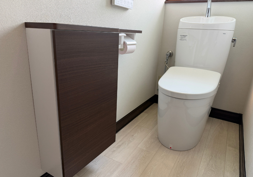 明石市リフォーム　M様邸　トイレ施工後　TOTO/ピュアレストEXタンク手洗い付き　フロア収納キャビネット