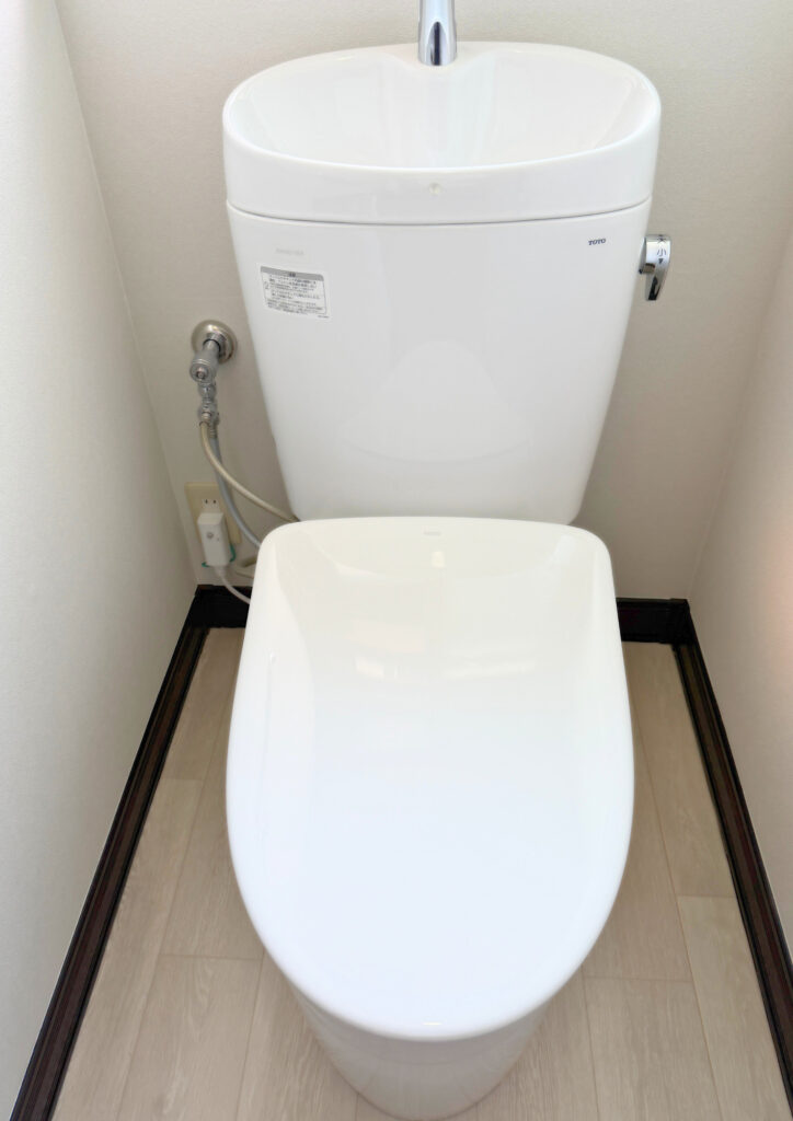 明石市リフォーム　M様邸　トイレ施工後　TOTO/ピュアレストEXタンク手洗い付き