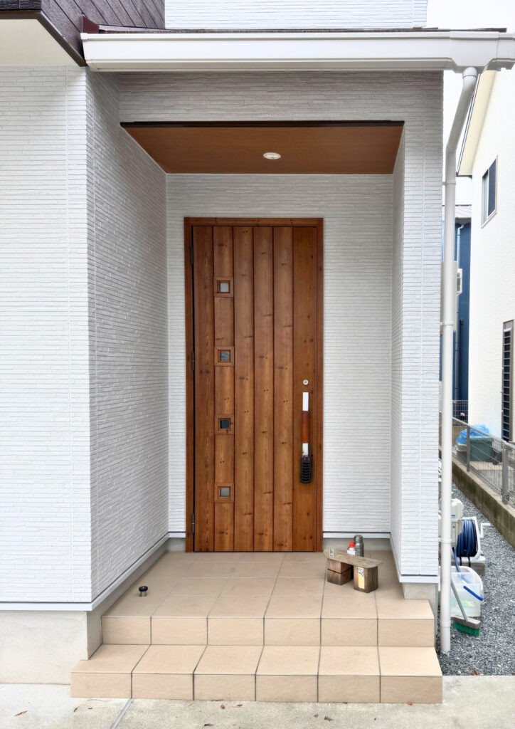 明石市　玄関周りを木目のサイディングで新しくしました