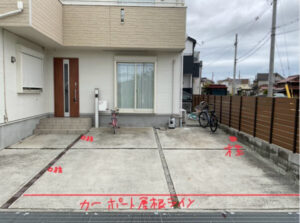 カーポートの屋根の大きさと柱の位置を決める為採寸している戸建て駐車場